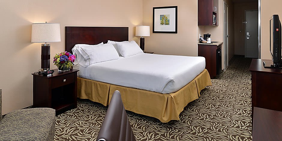 What's Holiday Inn Express Fresno Like? Book Now